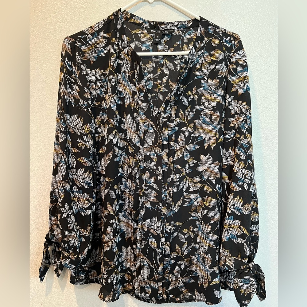 41 Hawthorn 3/4 sleeve floral blouse. Size XL. Tie sleeve detail.
